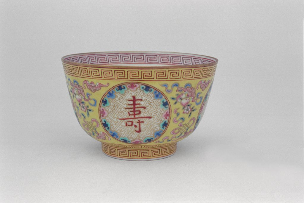 图片[1]-Yellow ground pastel colored bowl with bright “Long Life and Boundless Boundaries”-China Archive